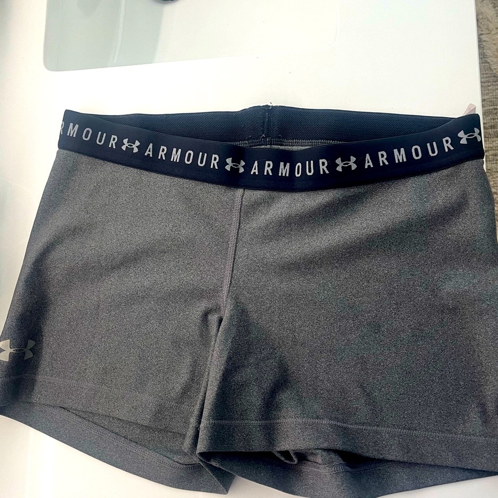 Barely Worn- EUC UA grey spandex shorts 3”- XL